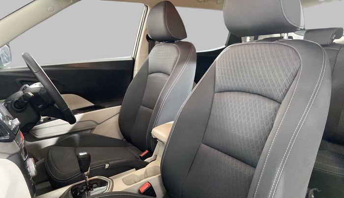 2019 Mahindra XUV300 W8 1.5 DIESEL AMT, Diesel, Automatic, 4,227 km, Right Side Front Door Cabin
