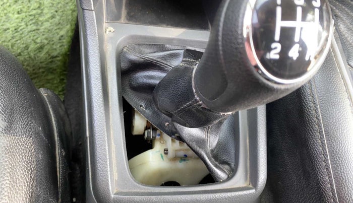 2016 Maruti Vitara Brezza ZDI, Diesel, Manual, 96,609 km, Gear lever - Boot cover slightly torn