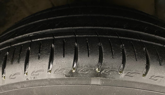 2021 Hyundai AURA SX 1.2 (O), Petrol, Manual, 30,477 km, Right Front Tyre Tread
