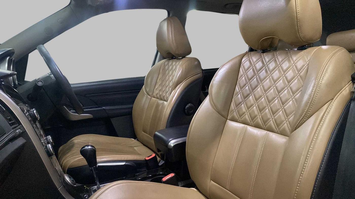2018 Mahindra XUV500 W11 AT, Diesel, Automatic, 99,255 km, Right Side Front Door Cabin