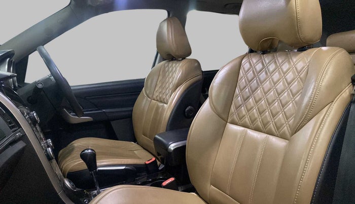 2018 Mahindra XUV500 W11 AT, Diesel, Automatic, 99,255 km, Right Side Front Door Cabin