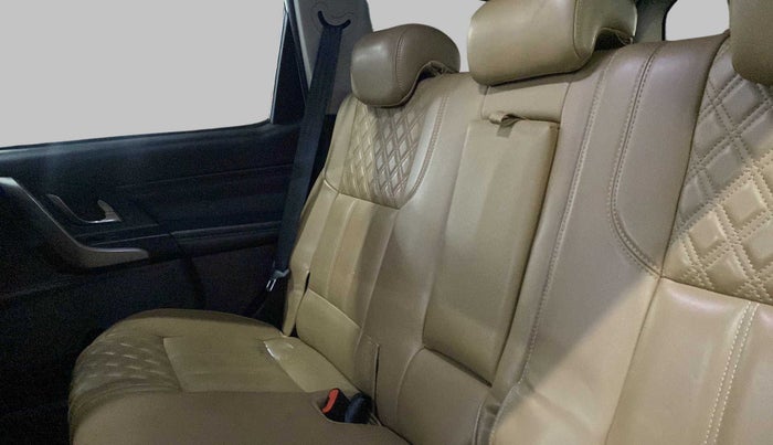 2018 Mahindra XUV500 W11 AT, Diesel, Automatic, 99,255 km, Right Side Rear Door Cabin