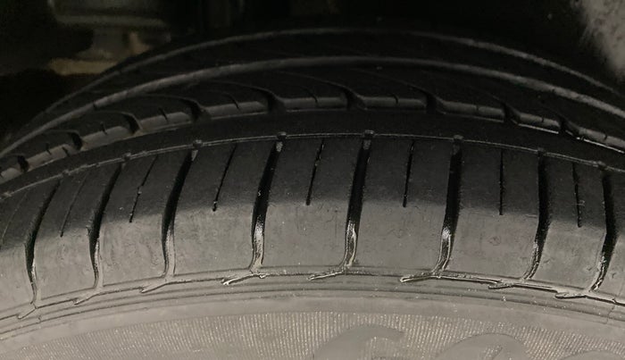 2014 Maruti Ciaz ZXI, Petrol, Manual, 86,216 km, Right Rear Tyre Tread