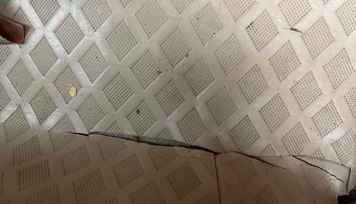 2014 Maruti Ciaz ZXI, Petrol, Manual, 86,216 km, Flooring - Carpet is minor damage