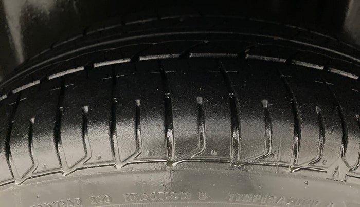 2014 Maruti Ciaz ZXI, Petrol, Manual, 86,216 km, Left Rear Tyre Tread