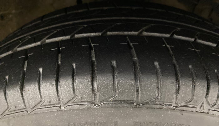 2014 Maruti Ciaz ZXI, Petrol, Manual, 86,216 km, Right Front Tyre Tread