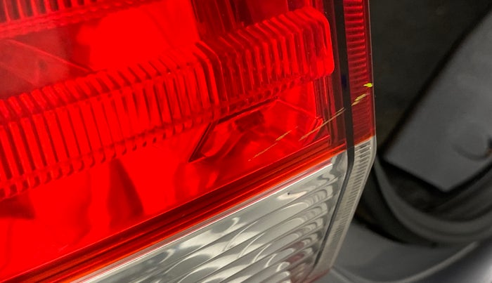 2014 Maruti Ciaz ZXI, Petrol, Manual, 86,216 km, Left tail light - Minor scratches