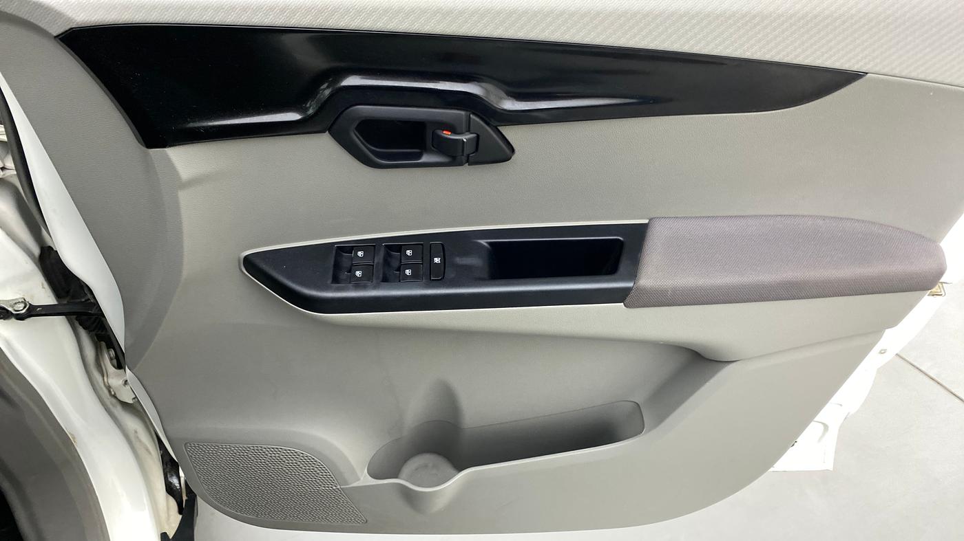 2017 Mahindra Kuv100 K8 6 STR, Petrol, Manual, 25,474 km, Driver Side Door Panels Control