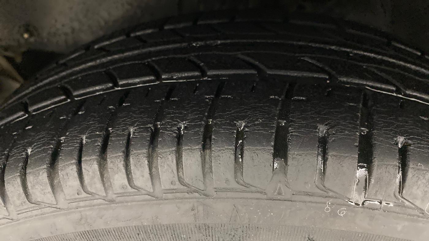 2017 Mahindra Kuv100 K8 6 STR, Petrol, Manual, 25,474 km, Left Front Tyre Tread