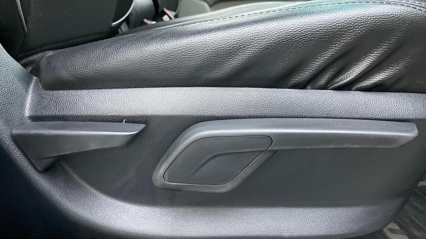 2017 Mahindra Kuv100 K8 6 STR, Petrol, Manual, 25,474 km, Driver Side Adjustment Panel