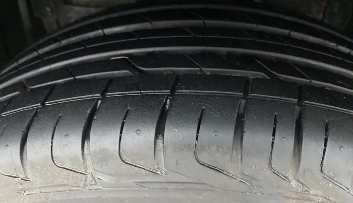 2017 Maruti Vitara Brezza ZDI PLUS DUAL TONE, Diesel, Manual, 46,903 km, Left Front Tyre Tread
