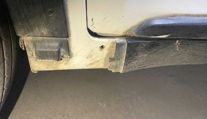 2016 Mahindra Kuv100 K8 D 6 STR, Diesel, Manual, 67,974 km, Left running board - Cladding has minor damage