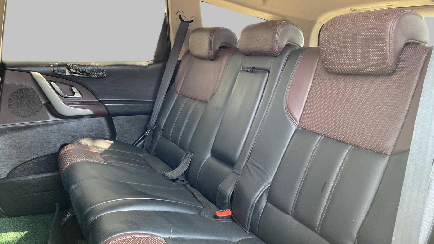 2014 Mahindra XUV500 W8, Diesel, Manual, 86,014 km, Right Side Rear Door Cabin