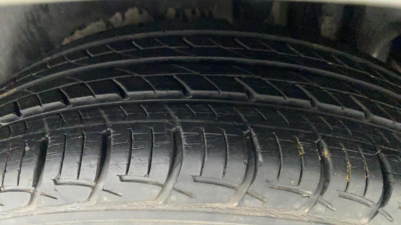 2016 Maruti Ertiga VXI, Petrol, Manual, 10,033 km, Left Rear Tyre Tread