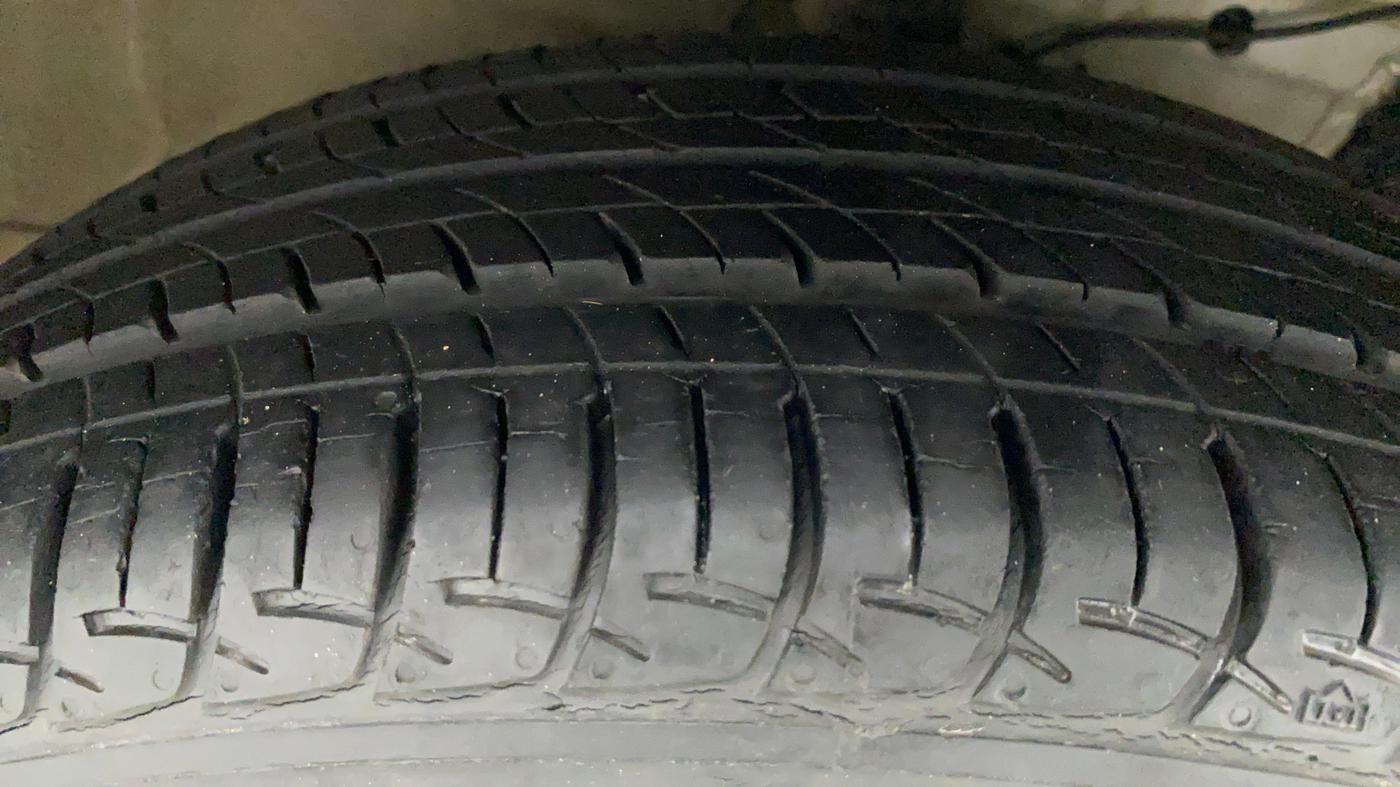 2016 Maruti Ertiga VXI, Petrol, Manual, 10,033 km, Right Front Tyre Tread