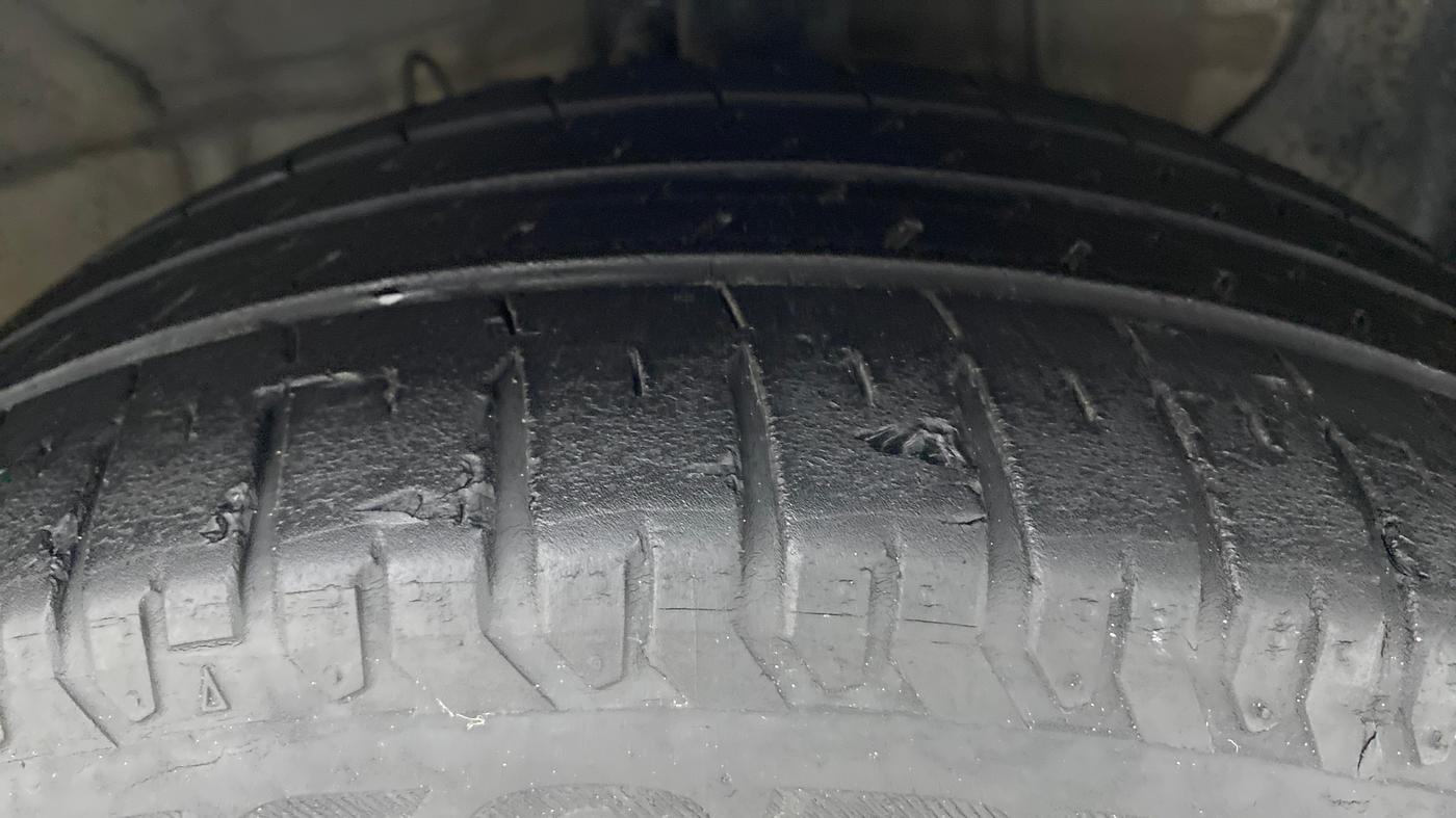 2020 Hyundai Verna SX (O) 1.0 TURBO DCT, Petrol, Automatic, 29,708 km, Right Front Tyre Tread