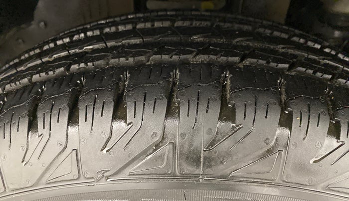 2018 Mahindra TUV300 T10 AMT, Diesel, Automatic, 56,552 km, Right Front Tyre Tread