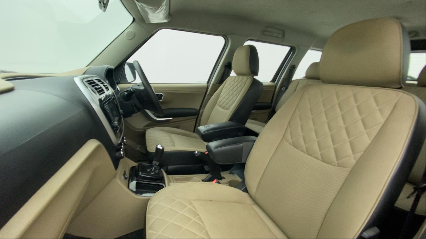 2018 Mahindra TUV300 T10 AMT, Diesel, Automatic, 56,552 km, Right Side Front Door Cabin