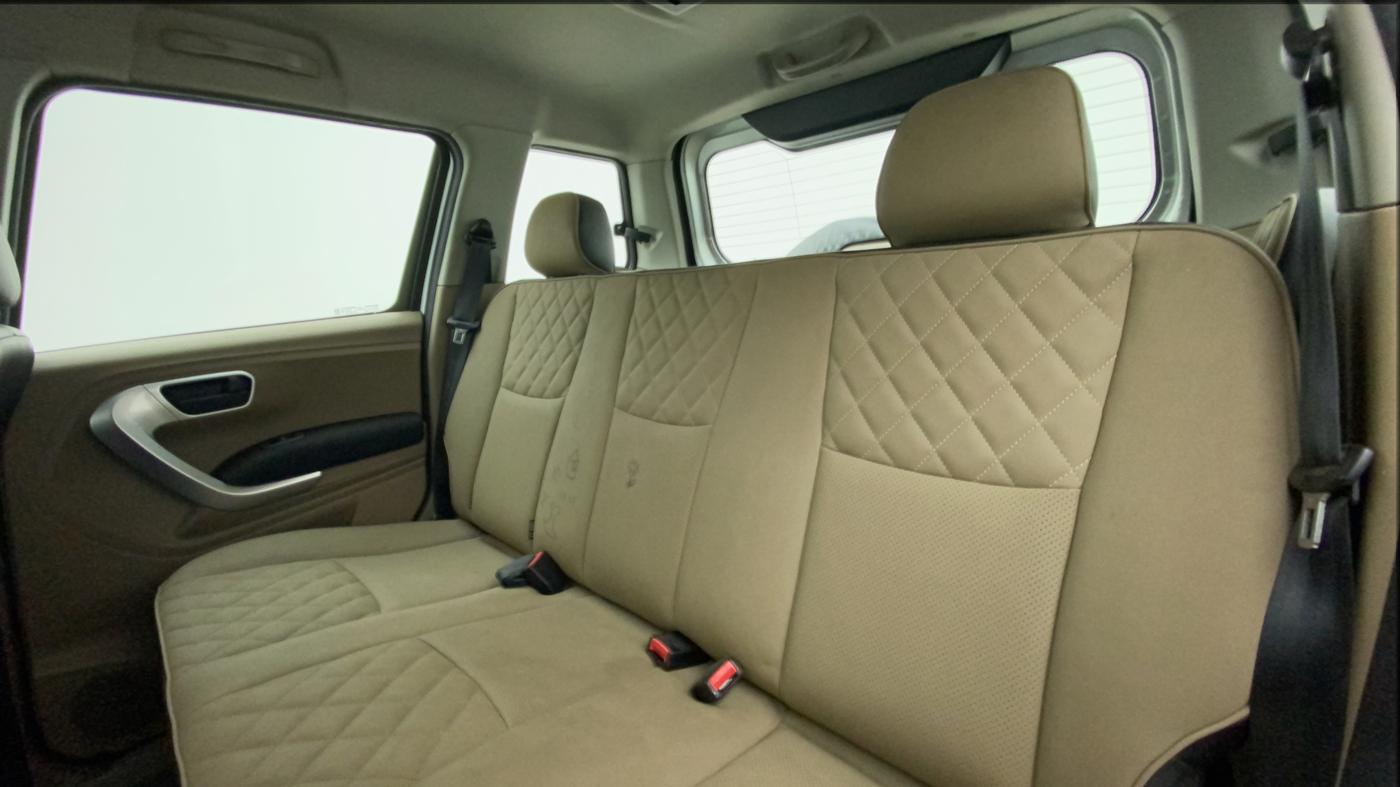2018 Mahindra TUV300 T10 AMT, Diesel, Automatic, 56,552 km, Right Side Rear Door Cabin