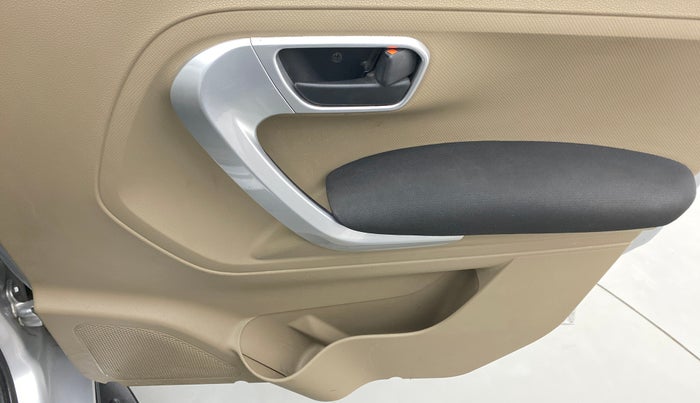 2018 Mahindra TUV300 T10 AMT, Diesel, Automatic, 56,552 km, Driver Side Door Panels Control