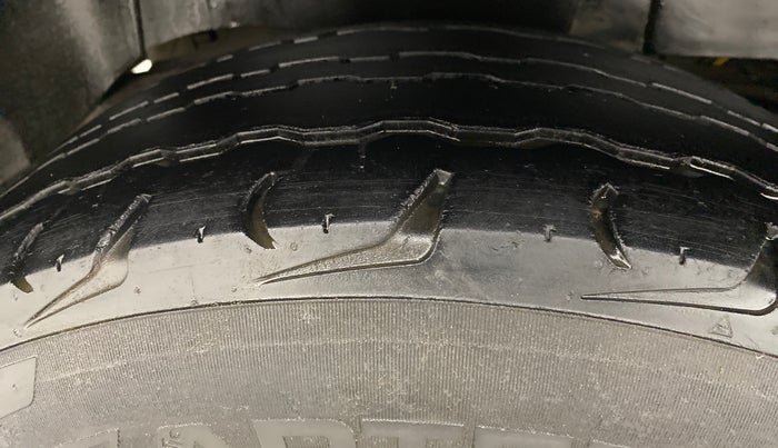 2018 Mahindra TUV300 T10 AMT, Diesel, Automatic, 56,552 km, Right Rear Tyre Tread