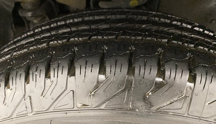 2018 Mahindra TUV300 T10 AMT, Diesel, Automatic, 56,552 km, Left Front Tyre Tread