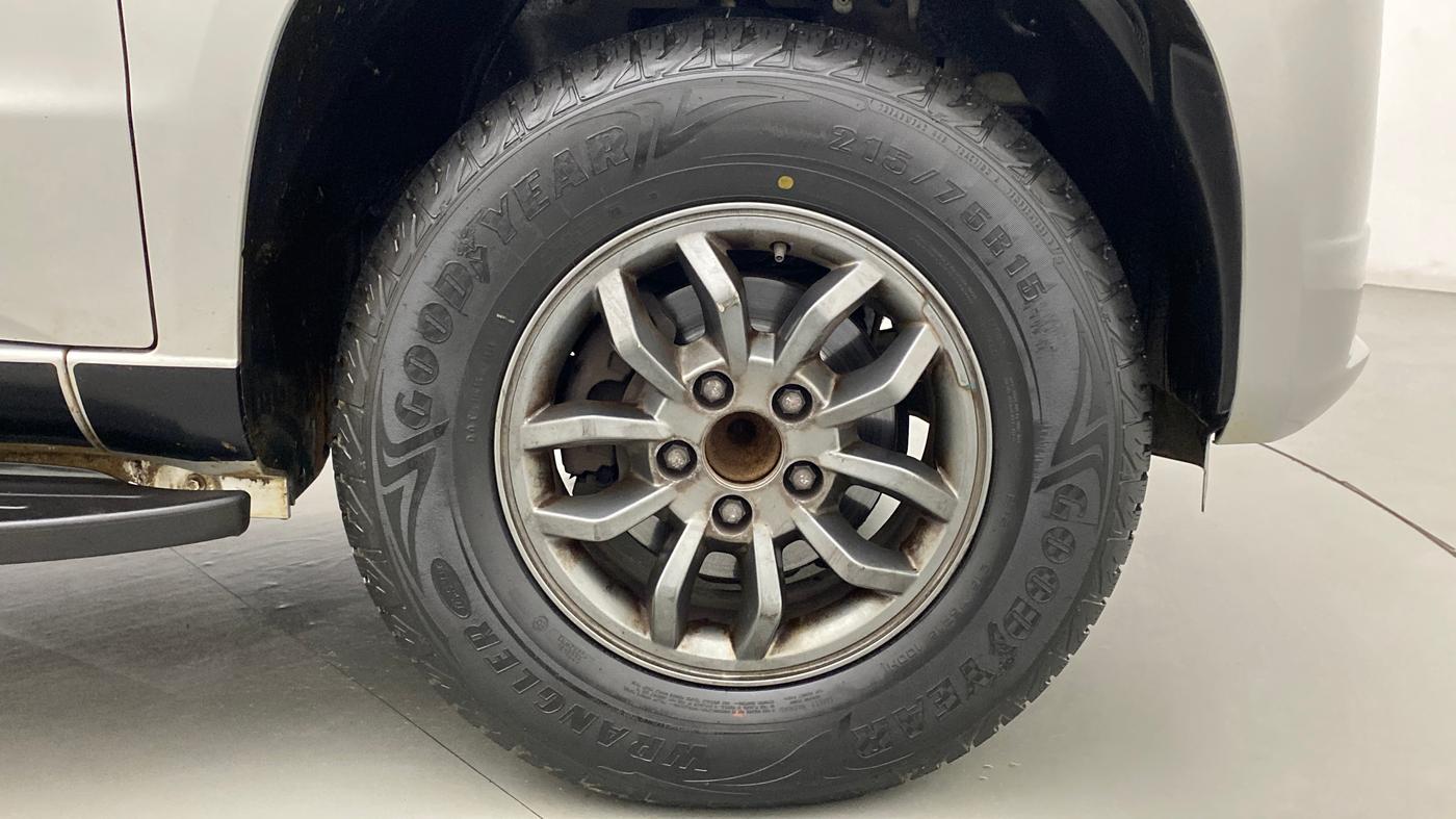 2018 Mahindra TUV300 T10 AMT, Diesel, Automatic, 56,552 km, Right Front Wheel