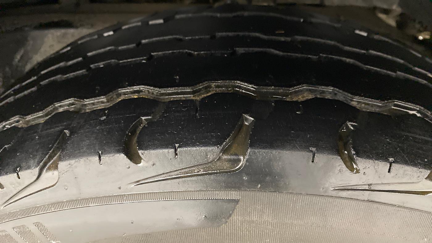 2018 Mahindra TUV300 T10 AMT, Diesel, Automatic, 56,552 km, Left Rear Tyre Tread