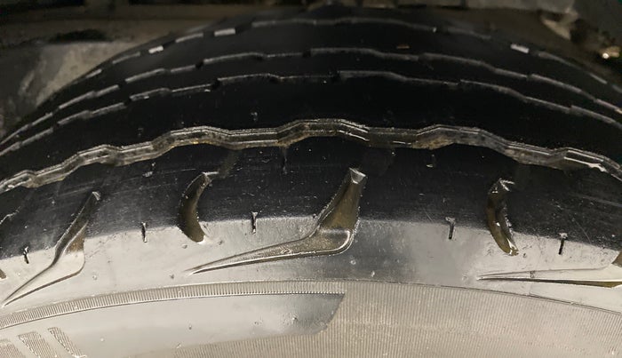 2018 Mahindra TUV300 T10 AMT, Diesel, Automatic, 56,552 km, Left Rear Tyre Tread