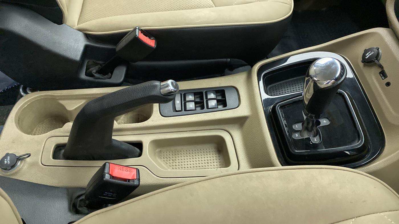 2018 Mahindra TUV300 T10 AMT, Diesel, Automatic, 56,552 km, Gear Lever