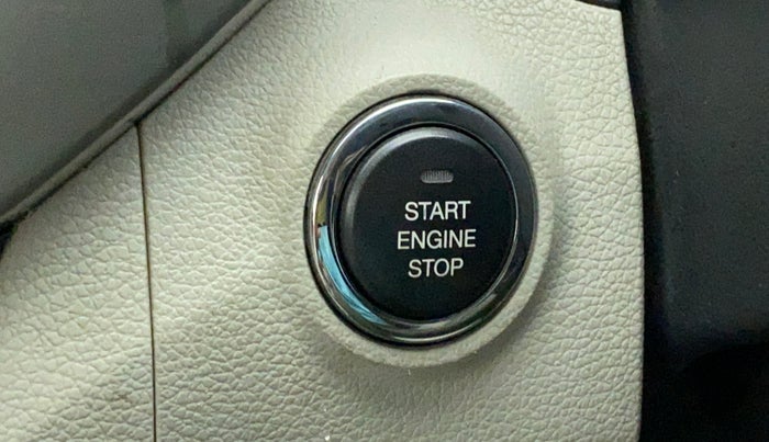 2019 Mahindra XUV300 W8(O), Diesel, Manual, 86,652 km, Keyless Start/ Stop Button