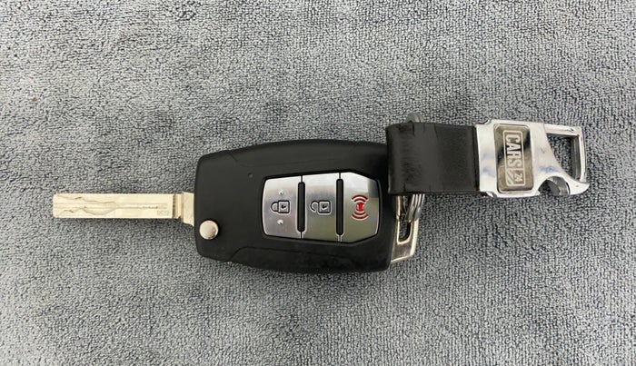 2019 Mahindra XUV300 W8(O), Diesel, Manual, 86,652 km, Key Close Up