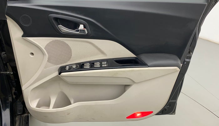 2019 Mahindra XUV300 W8(O), Diesel, Manual, 86,652 km, Driver Side Door Panels Control