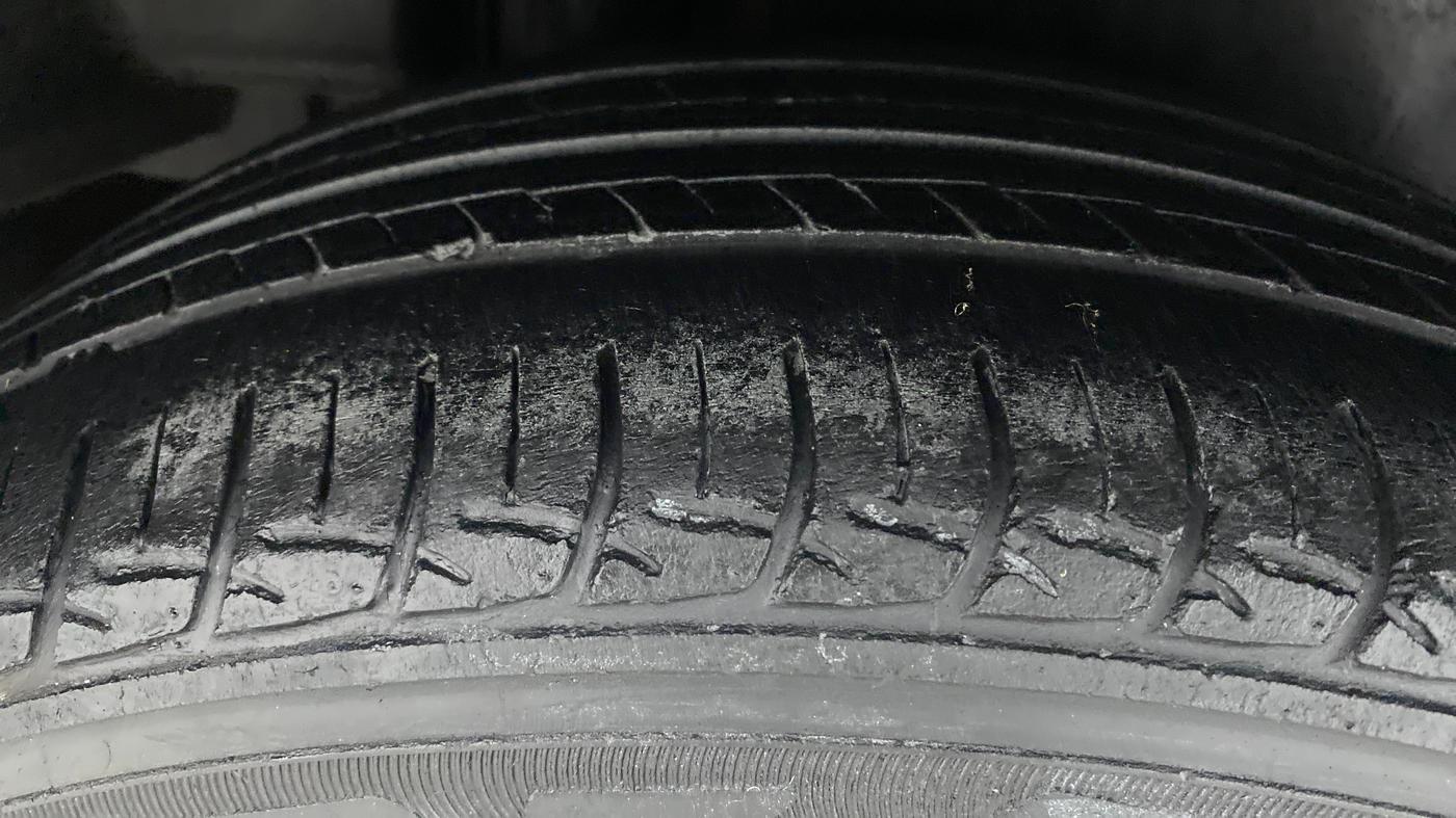 2016 Maruti Ciaz VDI+ SHVS, Diesel, Manual, 85,890 km, Right Rear Tyre Tread