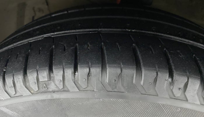 2016 Maruti Ciaz VDI+ SHVS, Diesel, Manual, 85,890 km, Left Front Tyre Tread