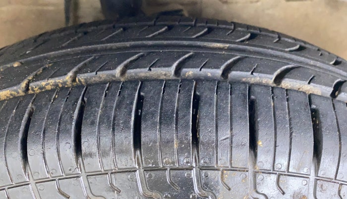 2014 Maruti Ritz VXI, Petrol, Manual, 37,182 km, Right Front Tyre Tread