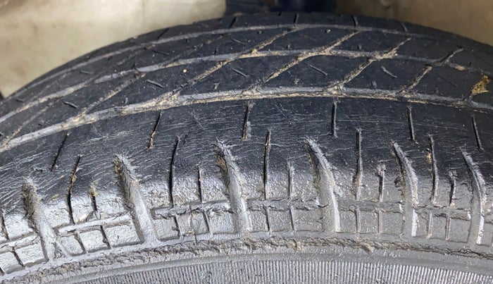 2014 Maruti Ritz VXI, Petrol, Manual, 37,182 km, Left Front Tyre Tread