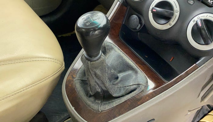 2014 Hyundai i10 MAGNA 1.1 IRDE2, Petrol, Manual, 66,950 km, Gear lever - Boot cover slightly torn
