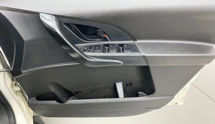 2019 Mahindra XUV500 W3, Diesel, Manual, 36,170 km, Driver Side Door Panels Control