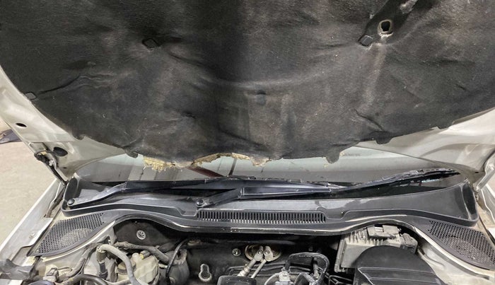 2017 Volkswagen Polo GT TSI AT, Petrol, Automatic, 35,776 km, Bonnet (hood) - Insulation cover has minor damage