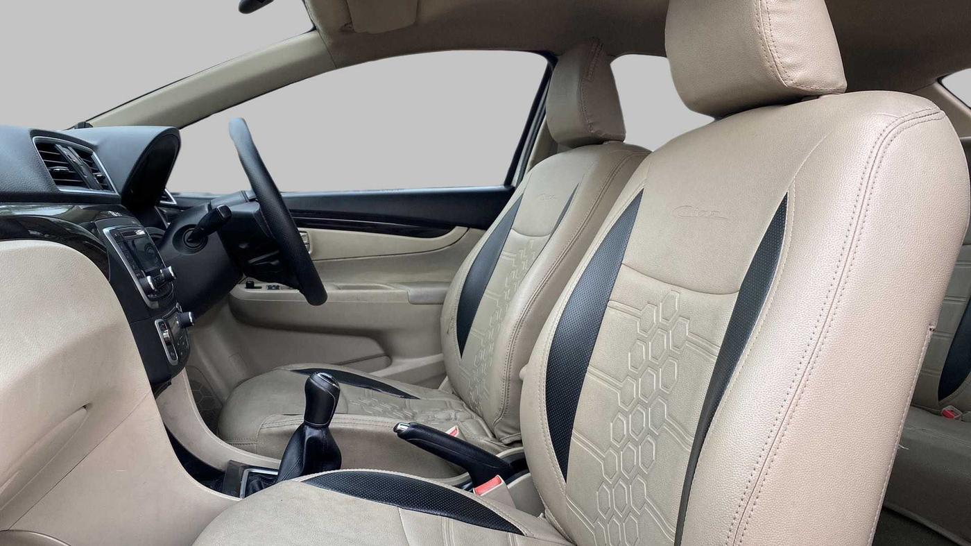 2014 Maruti Ciaz VXI+, Petrol, Manual, 74,102 km, Right Side Front Door Cabin