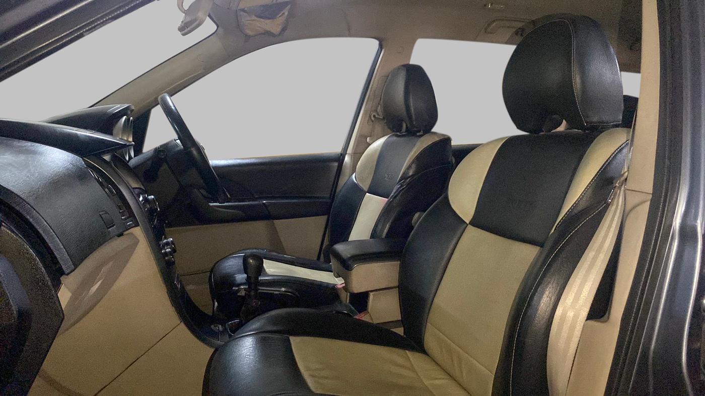 2015 Mahindra XUV500 W6, Diesel, Manual, 97,702 km, Right Side Front Door Cabin