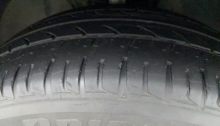 2013 Volkswagen Vento HIGHLINE DIESEL 1.6, Diesel, Manual, 95,631 km, Right Front Tyre Tread