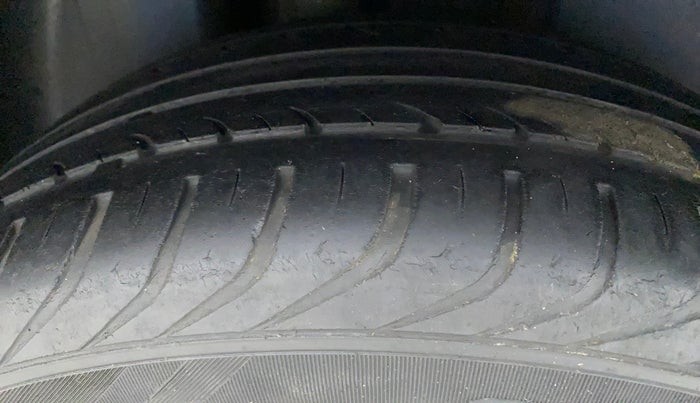 2013 Volkswagen Vento HIGHLINE DIESEL 1.6, Diesel, Manual, 95,631 km, Right Rear Tyre Tread