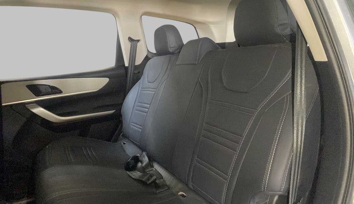 2022 Mahindra XUV700 MX P MT 5 STR, Petrol, Manual, 11,772 km, Right Side Rear Door Cabin
