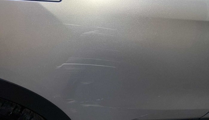 2022 Mahindra XUV700 MX P MT 5 STR, Petrol, Manual, 11,772 km, Right rear door - Minor scratches