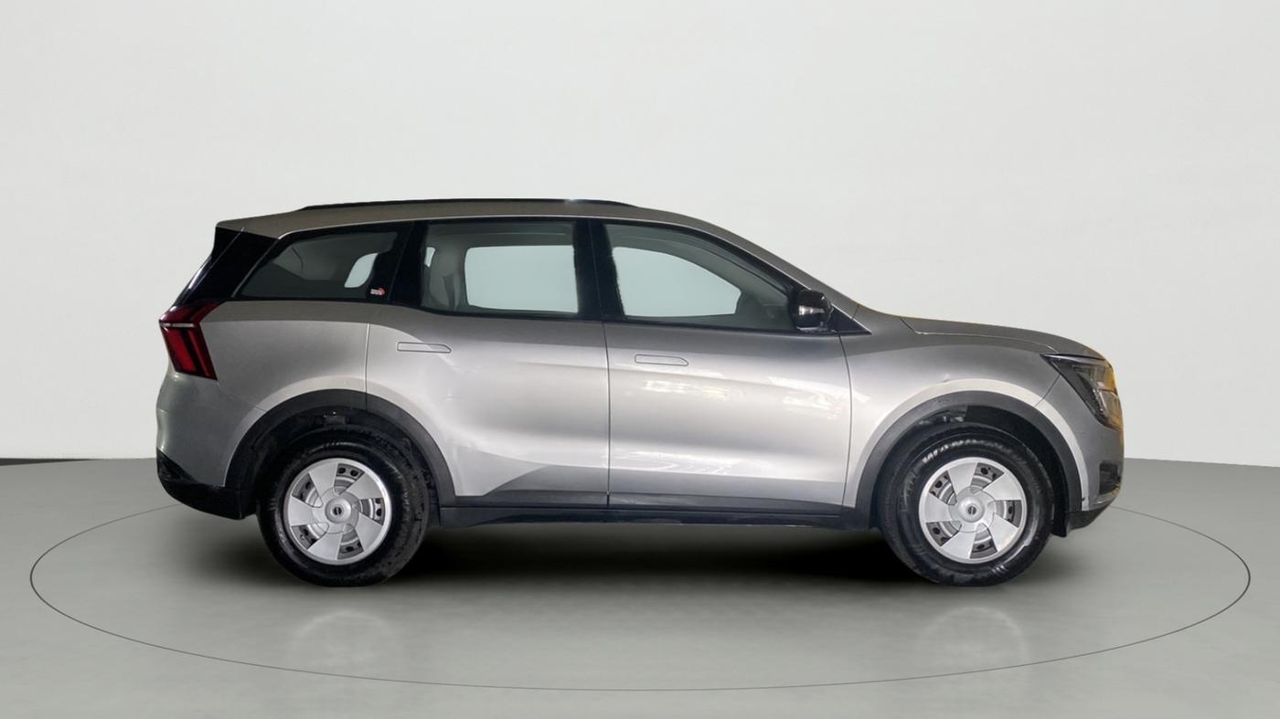 2022 Mahindra XUV700 MX P MT 5 STR, Petrol, Manual, 11,772 km, Right Side