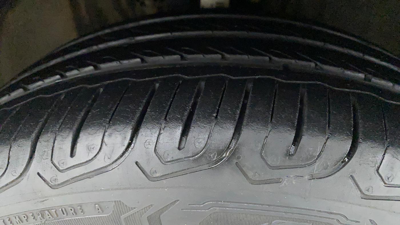 2012 Skoda Rapid ELEGANCE 1.6 MPI MT, Petrol, Manual, 86,695 km, Right Front Tyre Tread