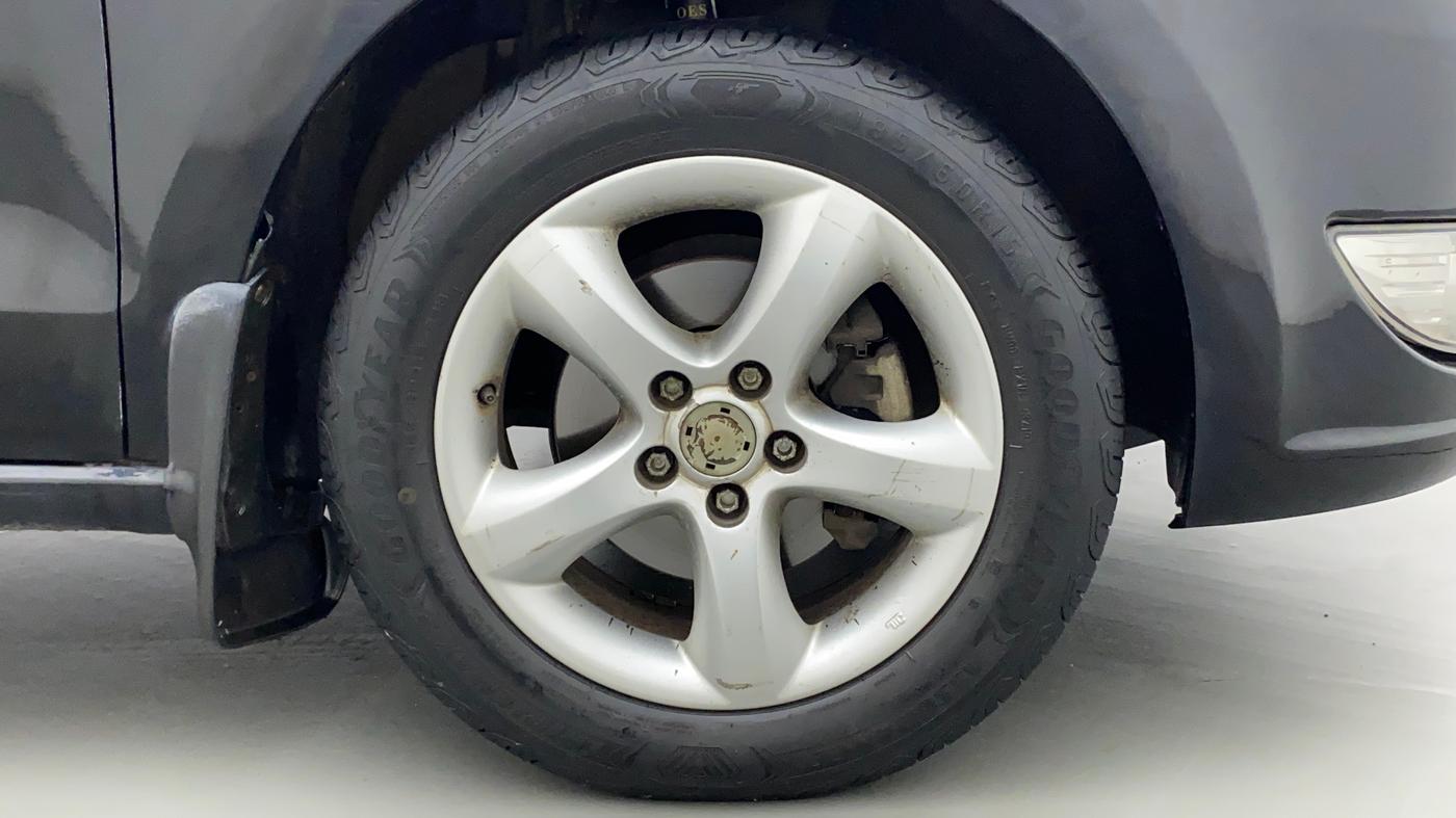 2012 Skoda Rapid ELEGANCE 1.6 MPI MT, Petrol, Manual, 86,695 km, Right Front Wheel