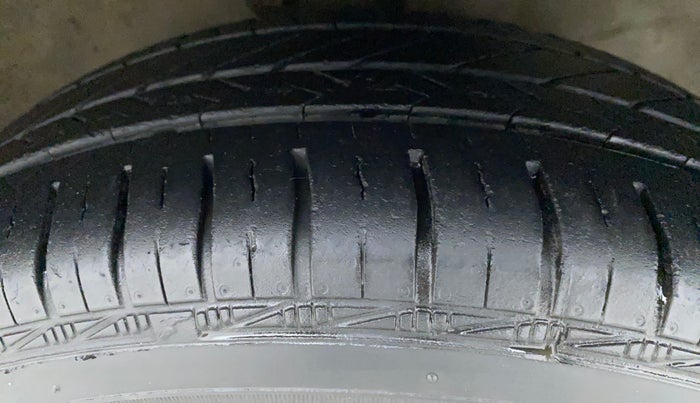 2010 Maruti A Star VXI, Petrol, Manual, 32,236 km, Right Front Tyre Tread